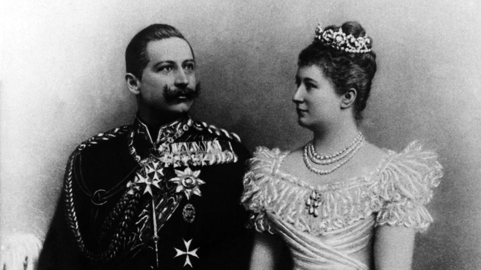 Geschichte: Hochzeitsbild von Kaiser Wilhelm II. und Kaiserin Auguste Victoria von 1881 Hochzeitsbild von Kaiser Wilhelm II. und Kaiserin Auguste Victoria (Aufnahmedatum unbekannt)