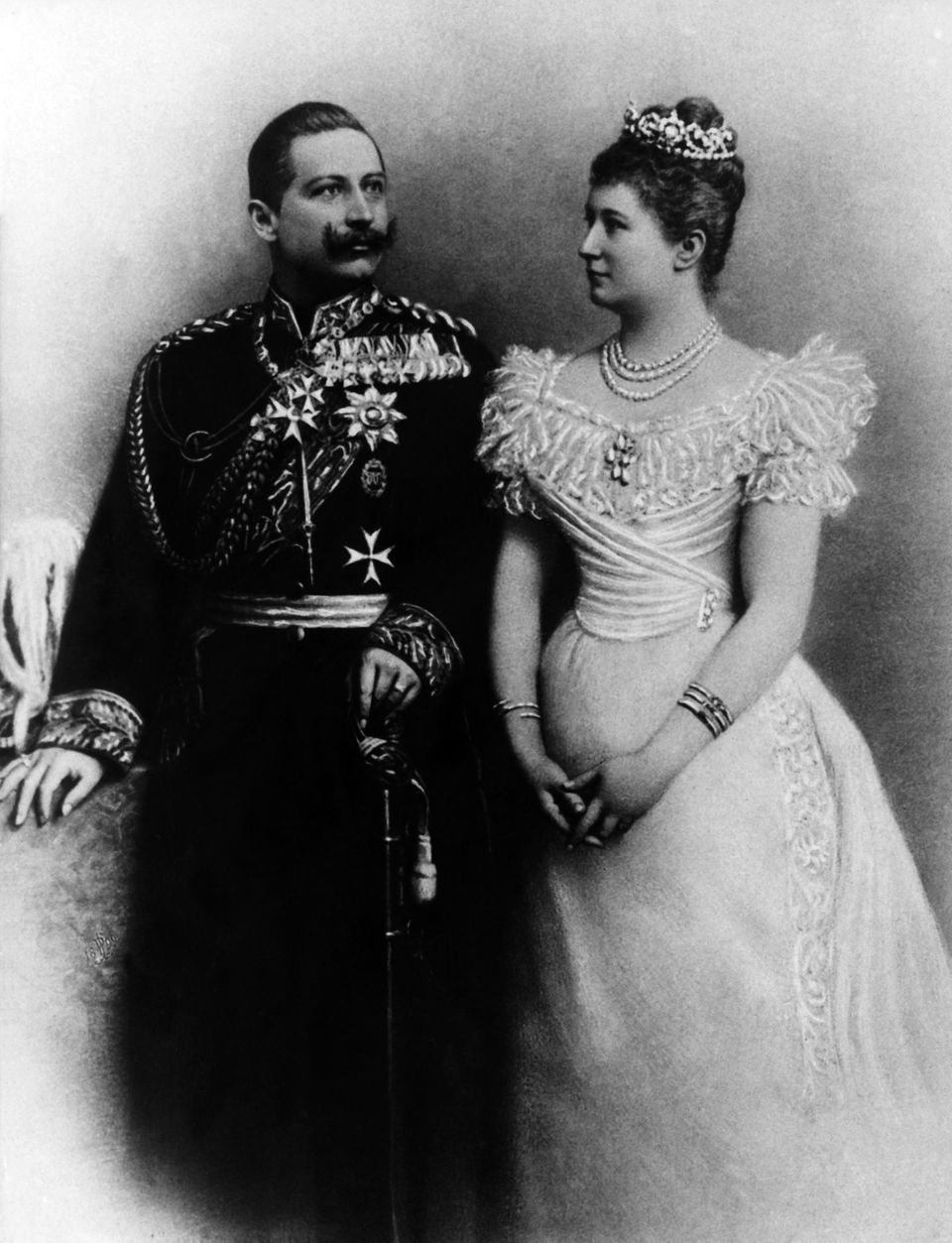 Geschichte: Hochzeitsbild von Kaiser Wilhelm II. und Kaiserin Auguste Victoria von 1881 Hochzeitsbild von Kaiser Wilhelm II. und Kaiserin Auguste Victoria (Aufnahmedatum unbekannt)