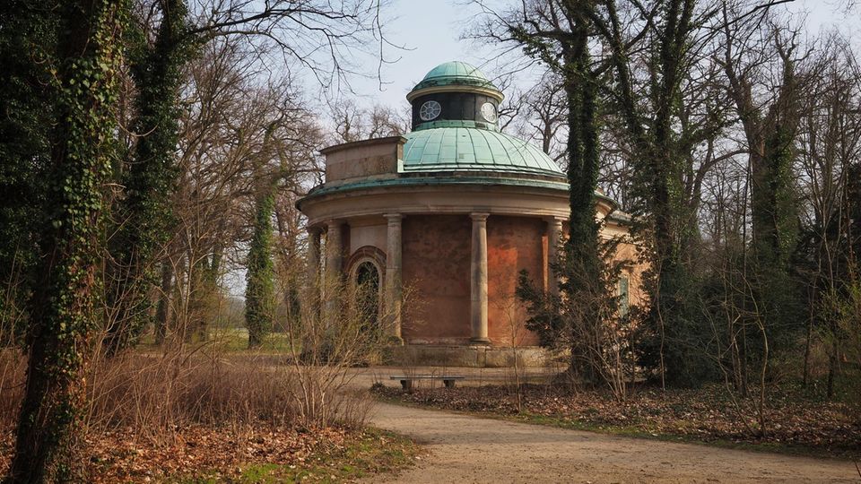 Geschichte: Der Antikentempel in der Nähe des Neuen Palais in Brandenburg ist ein Mausoleum für Mitglieder des Hauses Hohenzollern. Auch die erste Ehefrau von Kaiser Wilhelm II., Auguste Victoria bekam nach ihrem Tod am 11.04.1921 darin einen Platz Der Antikentempel in der Nähe des Neuen Palais in Brandenburg ist ein Mausoleum für Mitglieder des Hauses Hohenzollern. Auch die erste Ehefrau von Kaiser Wilhelm II., Auguste Victoria bekam nach ihrem Tod am 11.04.1921 darin einen Platz