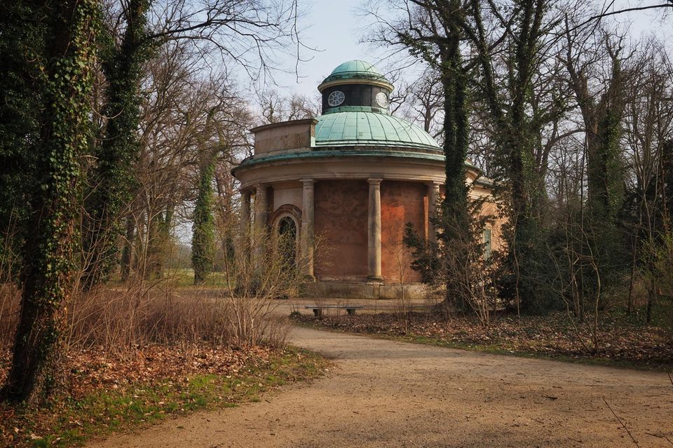 Der Antikentempel in der Nähe des Neuen Palais in Brandenburg ist ein Mausoleum für Mitglieder des Hauses Hohenzollern. Auch die erste Ehefrau von Kaiser Wilhelm II., Auguste Victoria bekam nach ihrem Tod am 11.04.1921 darin einen Platz