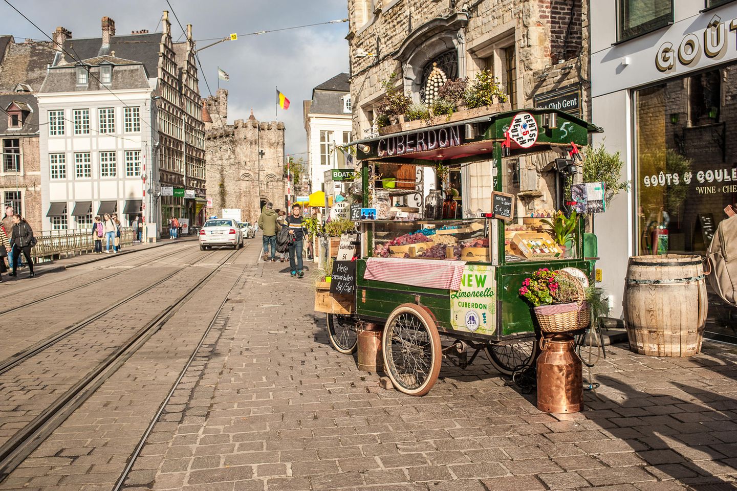 Ein Süßigkeitenwagen steht in den Straßen von Gent