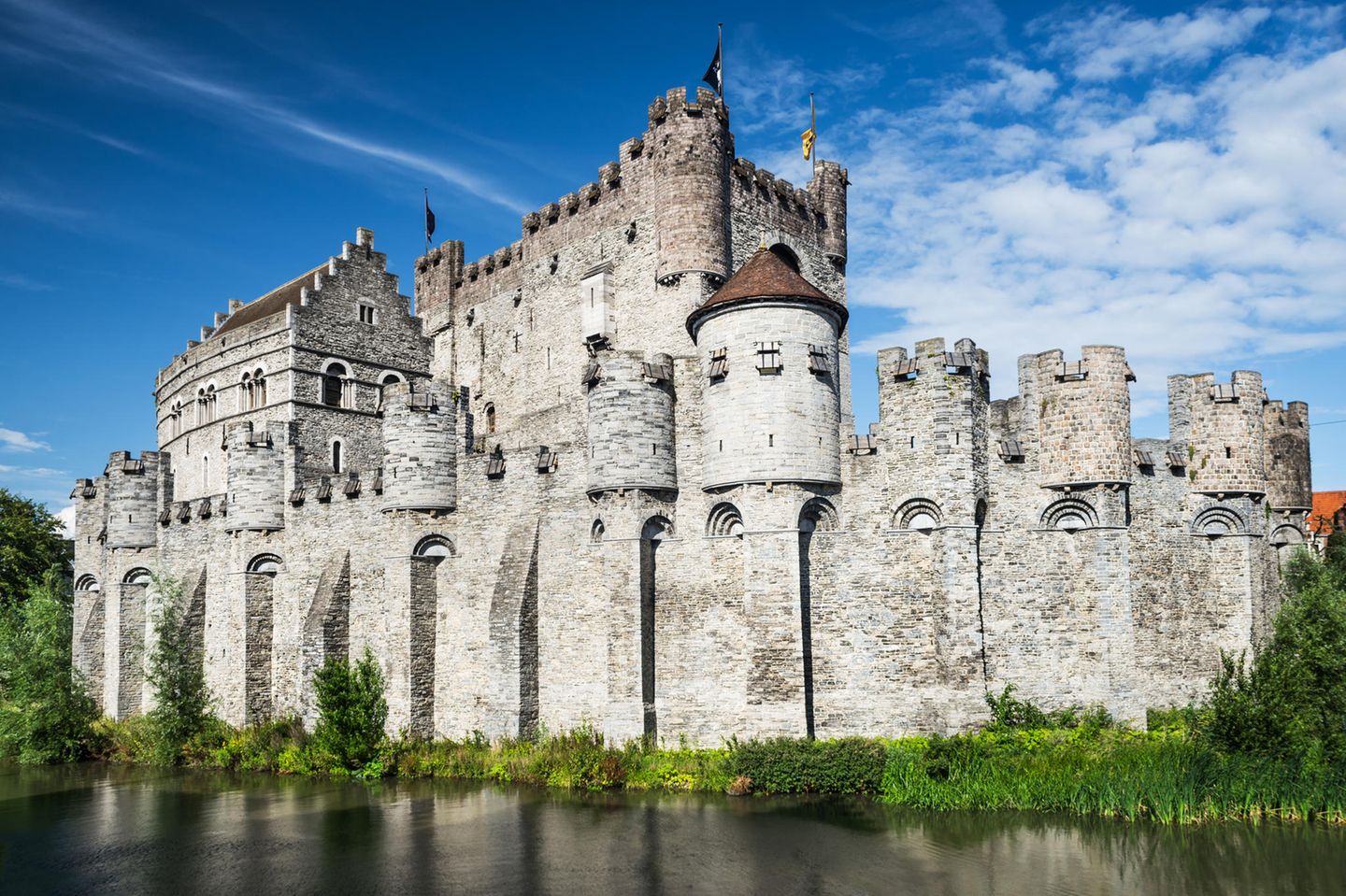 Die Burg Gravensteen steht am Wasser in Gent
