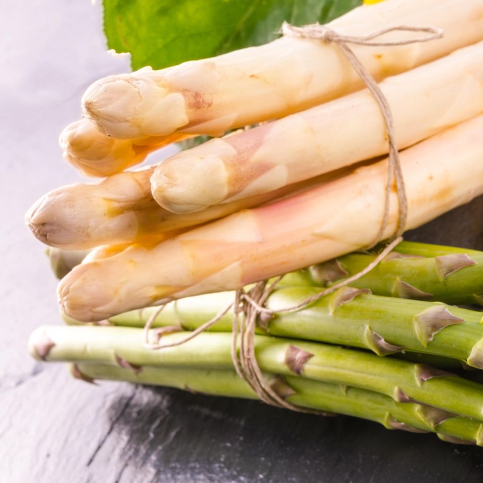 Grüner und weißer Spargel Grüner und weißer Spargel