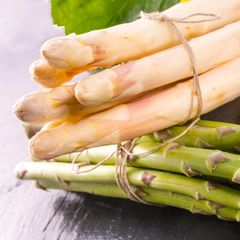 Grüner und weißer Spargel
