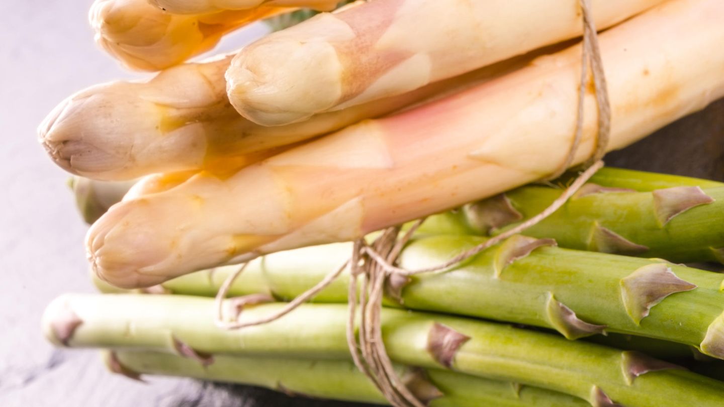Grüner und weißer Spargel