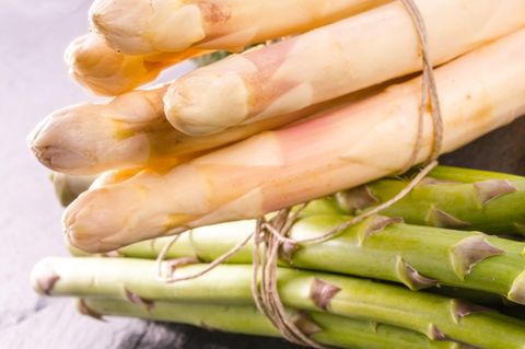 Grüner und weißer Spargel