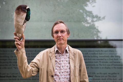 Kees Moeliker vor dem Fenster, wo der Erpel starb