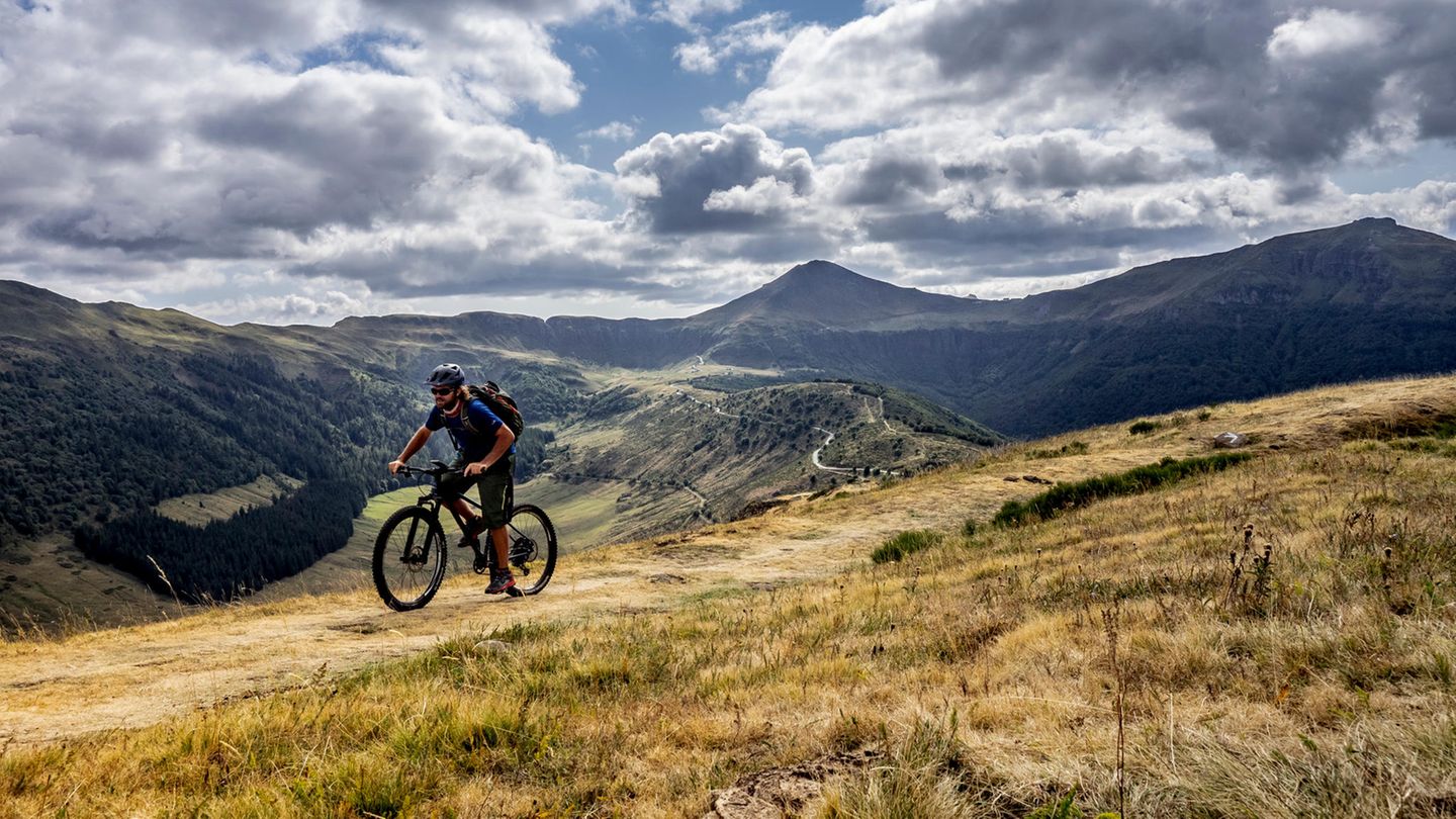 Fahrrad-Stercken rund um das französische Massiv des Cantal sorgen für ein nicht enden wollendes Auf und Ab