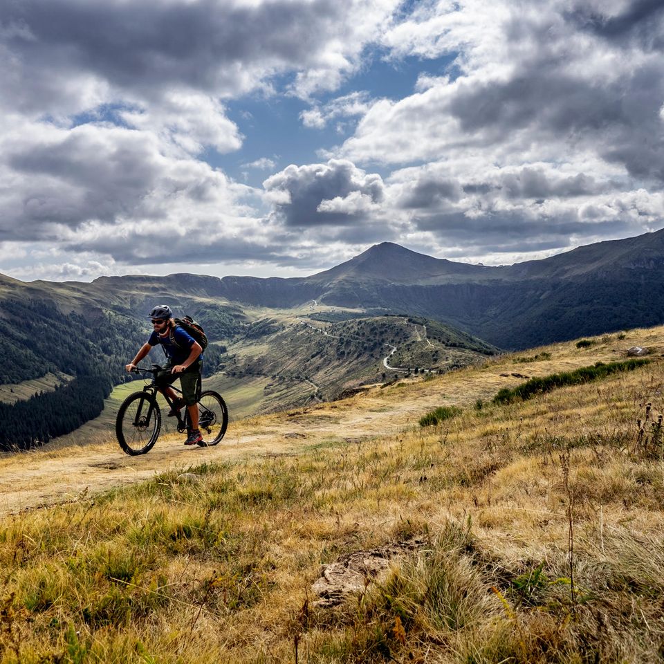 Fahrrad-Strecken rund um das französische Massiv des Cantal sorgen für ein nicht enden wollendes Auf und Ab