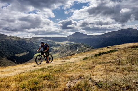 Fahrrad-Strecken rund um das französische Massiv des Cantal sorgen für ein nicht enden wollendes Auf und Ab