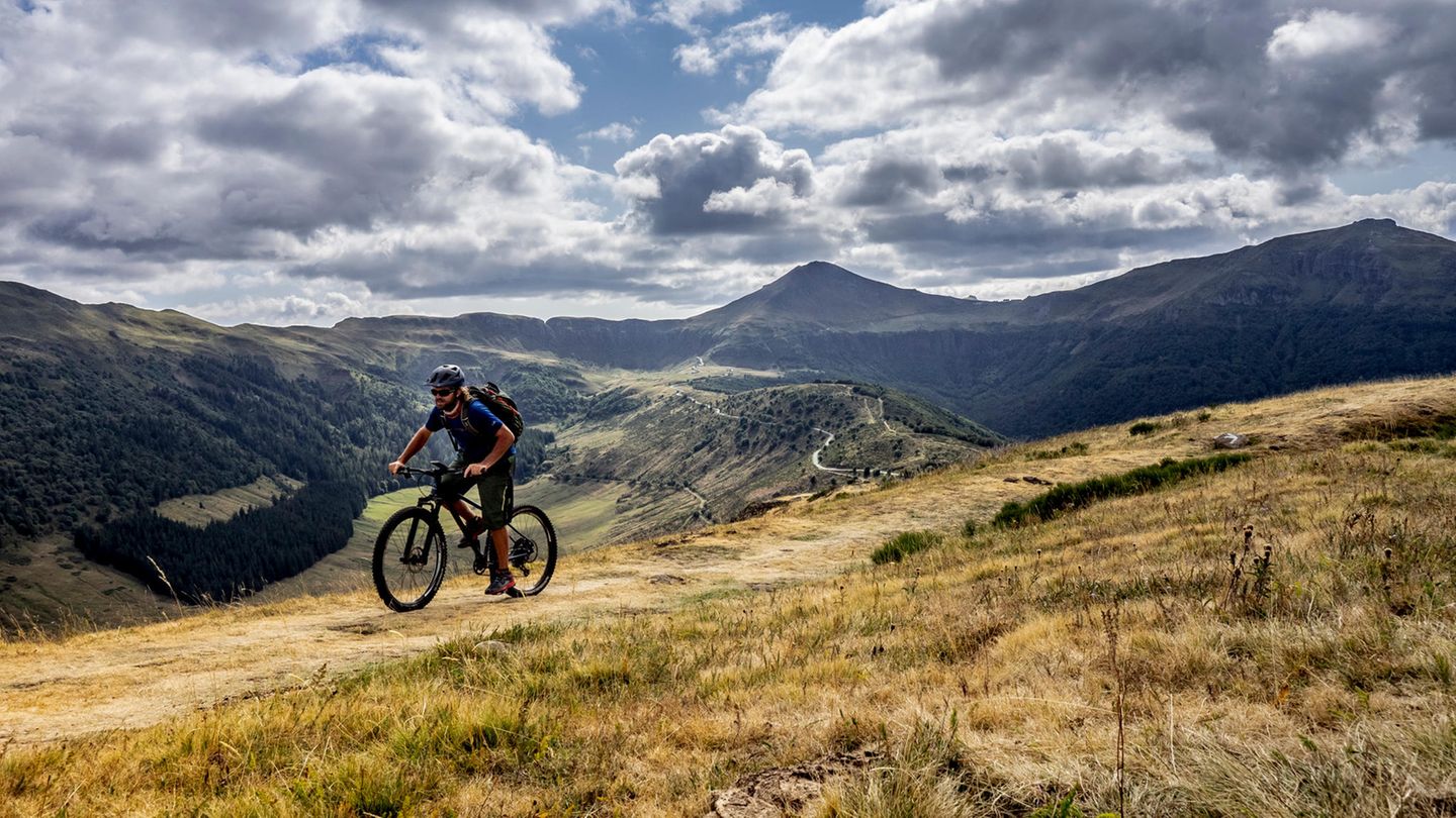 Fahrrad-Strecken rund um das französische Massiv des Cantal sorgen für ein nicht enden wollendes Auf und Ab