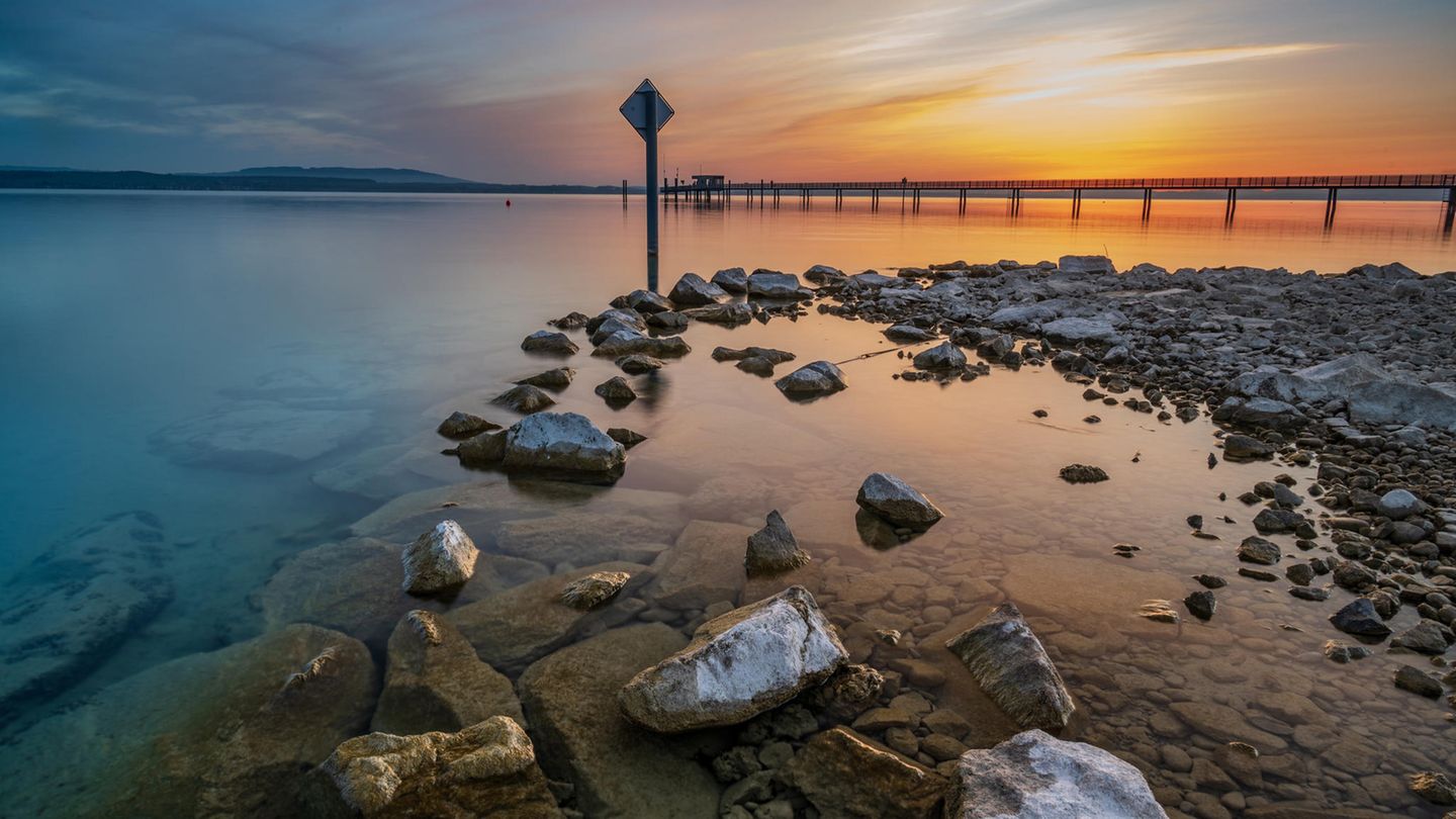 08.04.2021      "Sonnenaufgangsstimmung an Ostermontag. Farbfrohe Morgenstimmung am Bodensee. So startet man gerne einen Tag."      Kamera: Nikon Z6 mit Nikkor Z 24-200mm f/4-6.3 VR ISO 50, 24mm, f/18, 2.5 Sek  Mehr Fotos von Matthias Burkhard