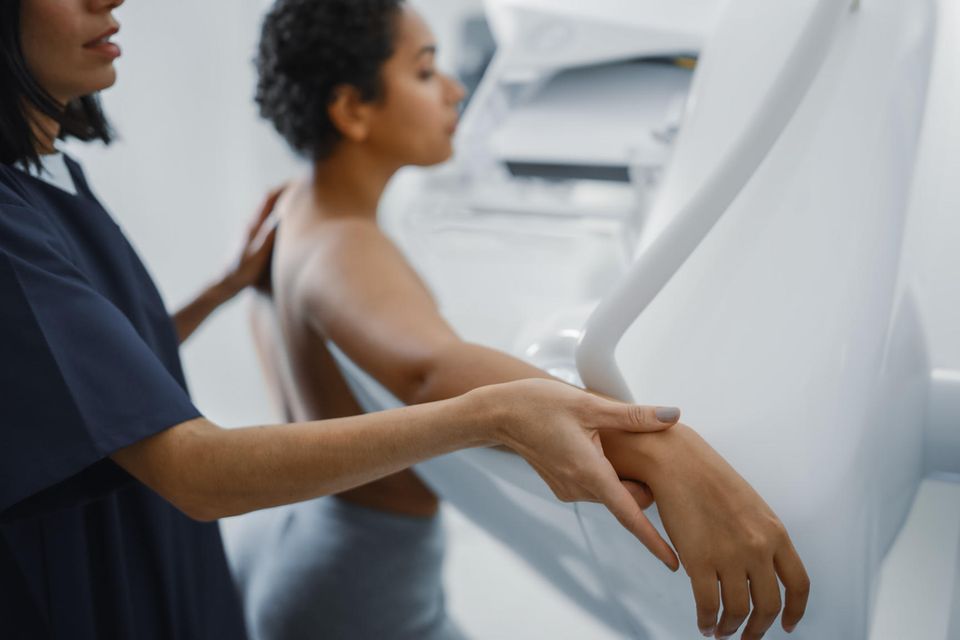 Beim Brustkrebs-Screening soll die Mammografie gefährliche Tumore zeitig aufspüren