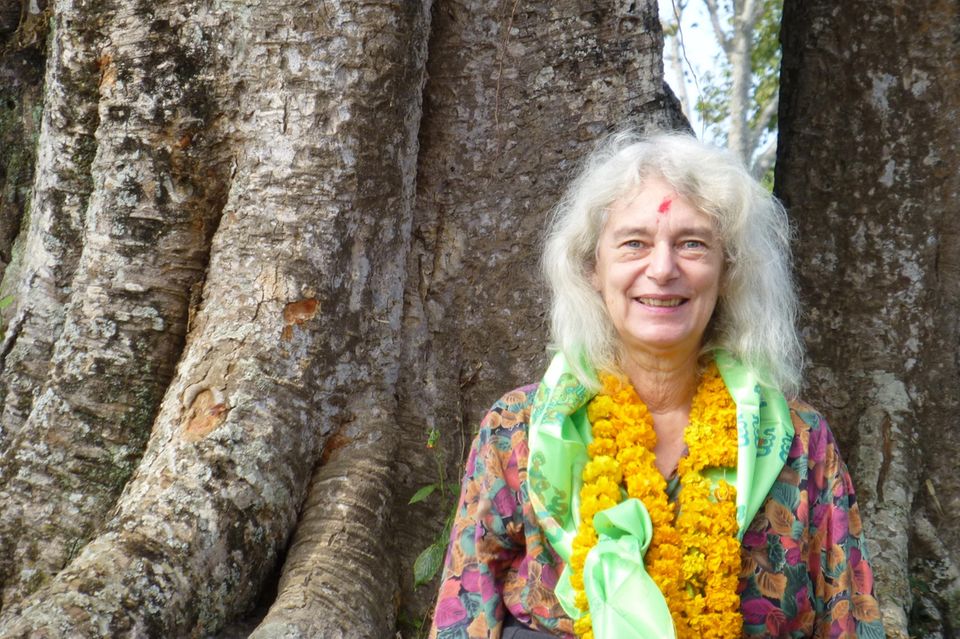 In Nepal wird Hanne Tügel mit vielen Blumenketten empfangen