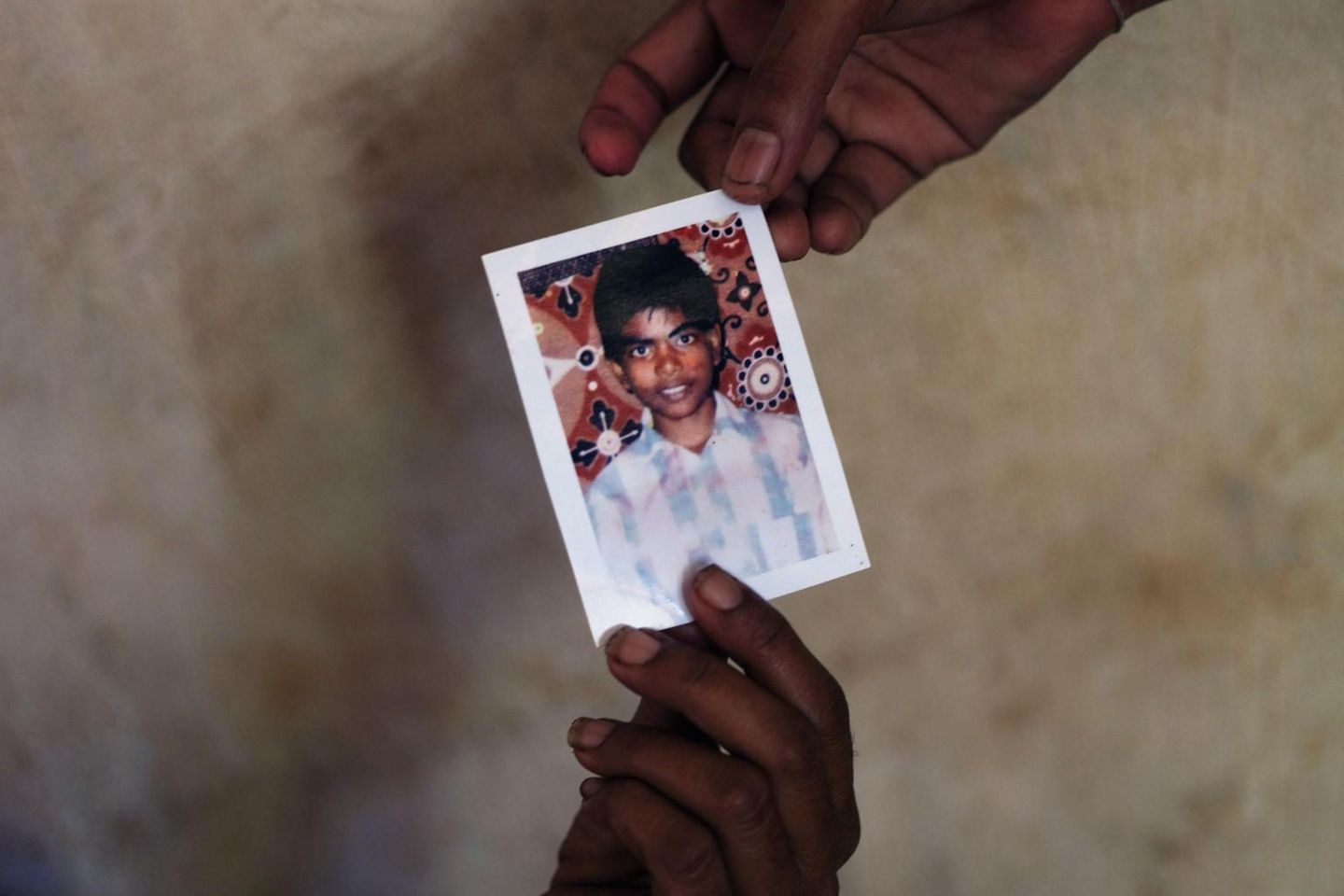 Singhalesische Soldaten verschleppten den jungen Tamilen Antany Vaiththeeswaran im Jahr 2009. Seiner Mutter und seiner Schwester blieb nur eine Fotografie als Erinnerung