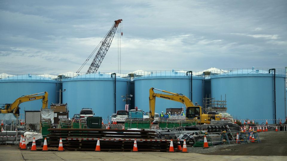 Atomkraft: In mehr als 1000 Tanks wird auf dem Gelände des havarierten Kernkraftwerks Fukushima radioaktiv kontaminiertes Kühlwasser gelagert In mehr als 1000 Tanks wird auf dem Gelände des havarierten Kernkraftwerks Fukushima radioaktiv kontaminiertes Kühlwasser gelagert