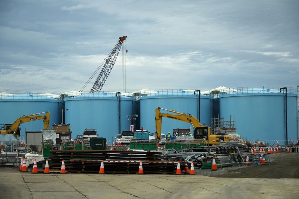 In mehr als 1000 Tanks wird auf dem Gelände des havarierten Kernkraftwerks Fukushima radioaktiv kontaminiertes Kühlwasser gelagert