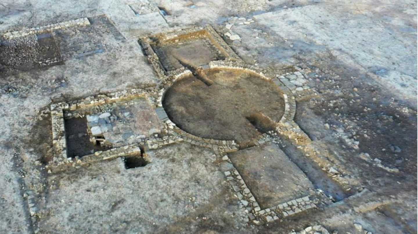 Blick von oben auf die archäologischen Ausgrabungen in einer Wohnsiedlung in Eastfield