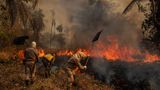 Feuerwehrmänner´ bekämpfen Brände in  Pantanal-Region