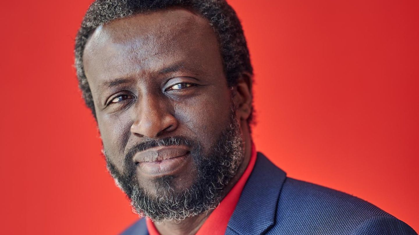 Abdoulaye Bousso hat Krisenmanagement in Paris studiert und Medizin in Dakar, machte einen Master in öffentlichen Finanzen und einen in Politologie. Er ist als Chirurg tätig, war mit „Ärzten ohne Grenzen“ in Haiti, Nigeria und der Elfenbeinküste, beriet das Gesundheitsministerium und war Vizepräsident der Vereinigung senegalesischer Ärzte