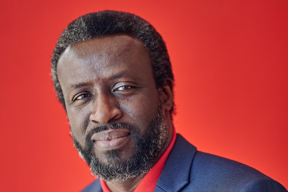 Abdoulaye Bousso hat Krisenmanagement in Paris studiert und Medizin in Dakar, machte einen Master in öffentlichen Finanzen und einen in Politologie. Er ist als Chirurg tätig, war mit „Ärzten ohne Grenzen“ in Haiti, Nigeria und der Elfenbeinküste, beriet das Gesundheitsministerium und war Vizepräsident der Vereinigung senegalesischer Ärzte