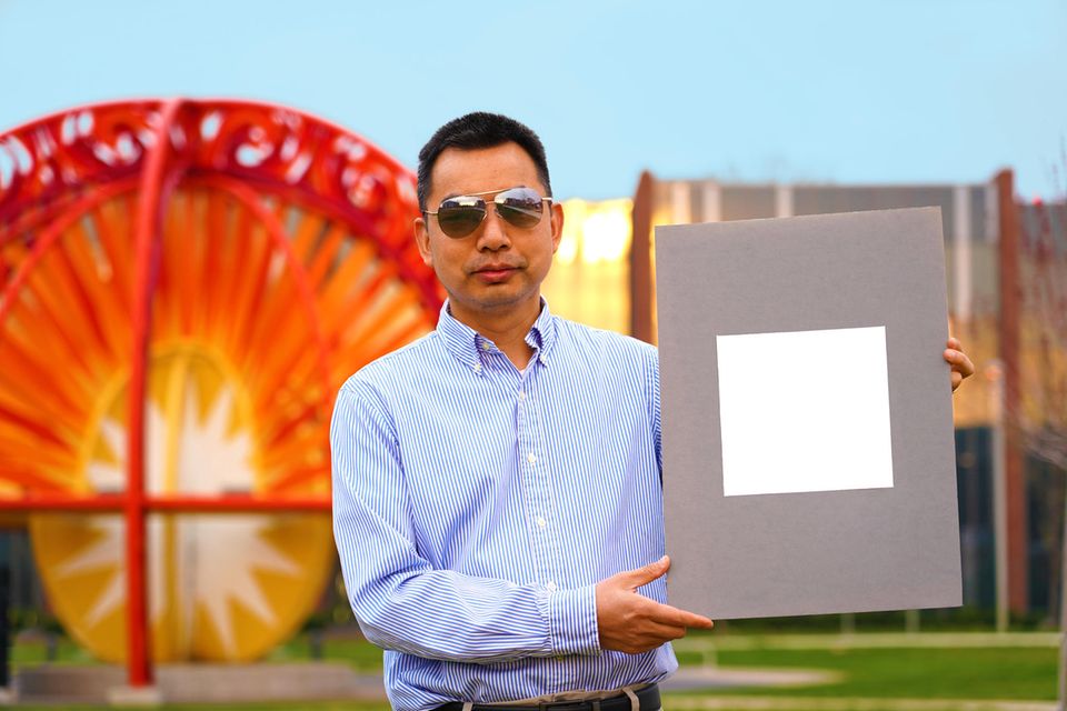 Maschinenbau-Professor Xiulin Ruan von der Purdue-Universität hat mit Kollegen die bisher weißeste Wandfarbe der Welt entwickelt