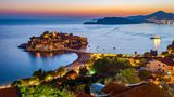 Die Insel Sveti Stefan liegt in der Abendsonne