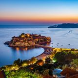 Die Insel Sveti Stefan liegt in der Abendsonne
