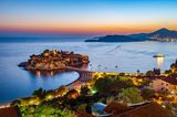 Die Insel Sveti Stefan liegt in der Abendsonne