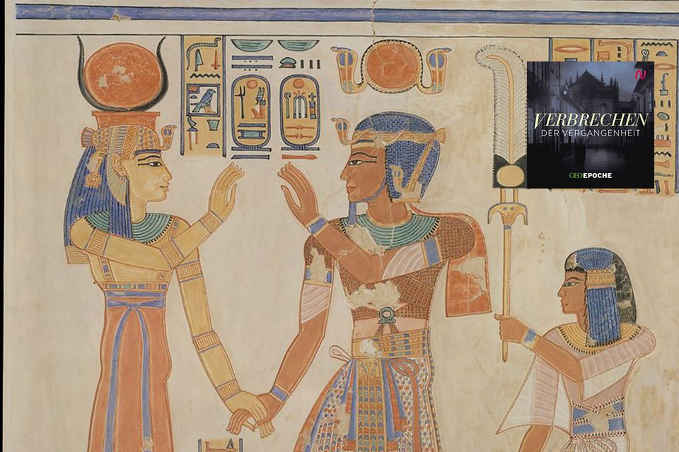 Wie alle Pharaonen genießt auch Ramses III. (Mitte) nach Vorstellung der Ägypter den Schutz der Götter, hier empfängt die kuhhörnige Hathor den Pharao im Totenreich