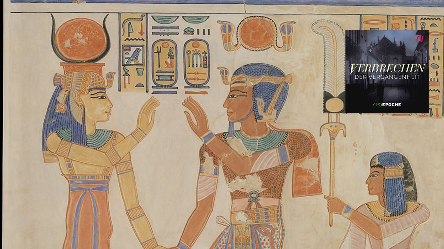 Wie alle Pharaonen genießt auch Ramses III. (Mitte) nach Vorstellung der Ägypter den Schutz der Götter, hier empfängt die kuhhörnige Hathor den Pharao im Totenreich