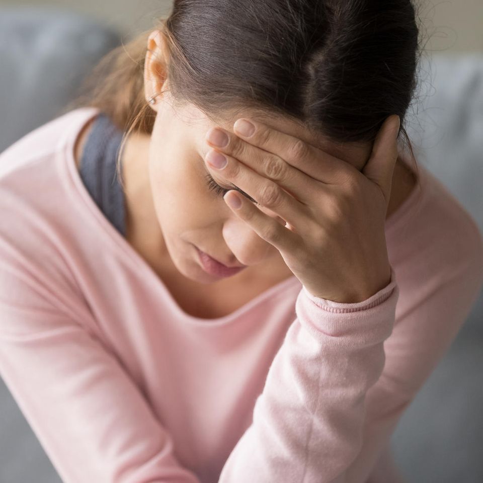 Junge Frau mit Kopfschmerzen