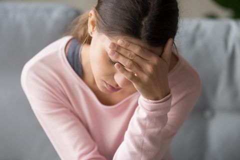 Junge Frau mit Kopfschmerzen