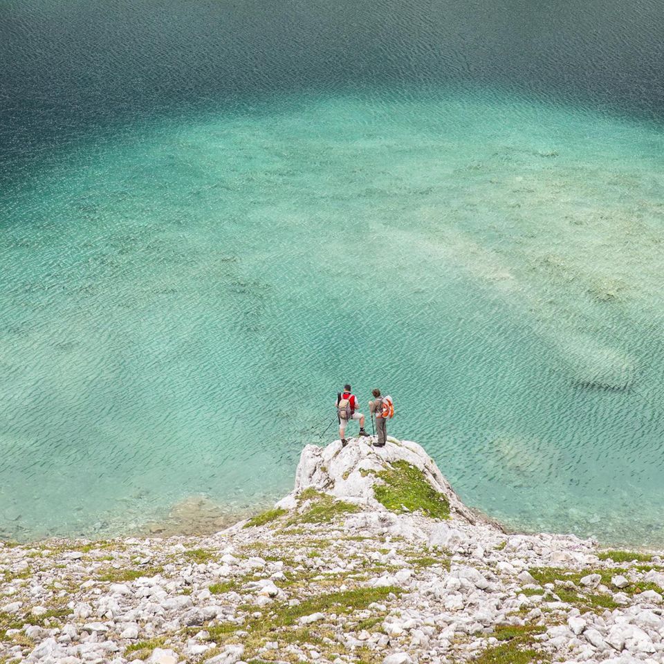 Bergseen sehen mit ihrem smaragdgrünen Wasser über weißem Kies einladend aus, aber schrecken durch ihre eisigen Temperaturen ab 