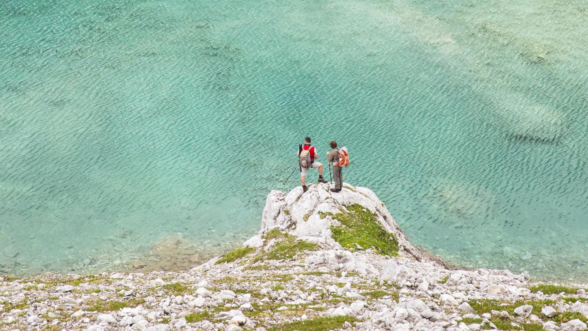 Slowenien: Bergseen sehen mit ihrem smaragdgrünen Wasser über weißem Kies einladend aus, aber schrecken durch ihre eisigen Temperaturen ab Bergseen sehen mit ihrem smaragdgrünen Wasser über weißem Kies einladend aus, aber schrecken durch ihre eisigen Temperaturen ab