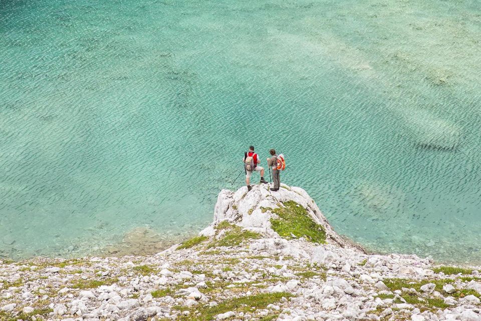 Bergseen sehen mit ihrem smaragdgrünen Wasser über weißem Kies einladend aus, aber schrecken durch ihre eisigen Temperaturen ab  0.6665