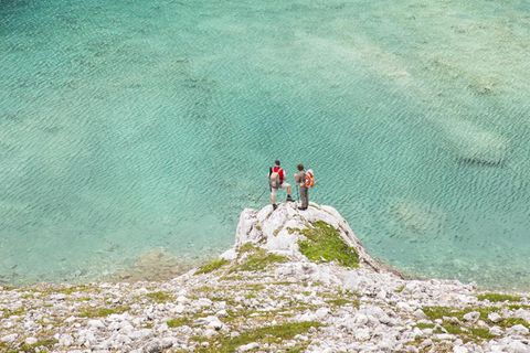 Bergseen sehen mit ihrem smaragdgrünen Wasser über weißem Kies einladend aus, aber schrecken durch ihre eisigen Temperaturen ab 