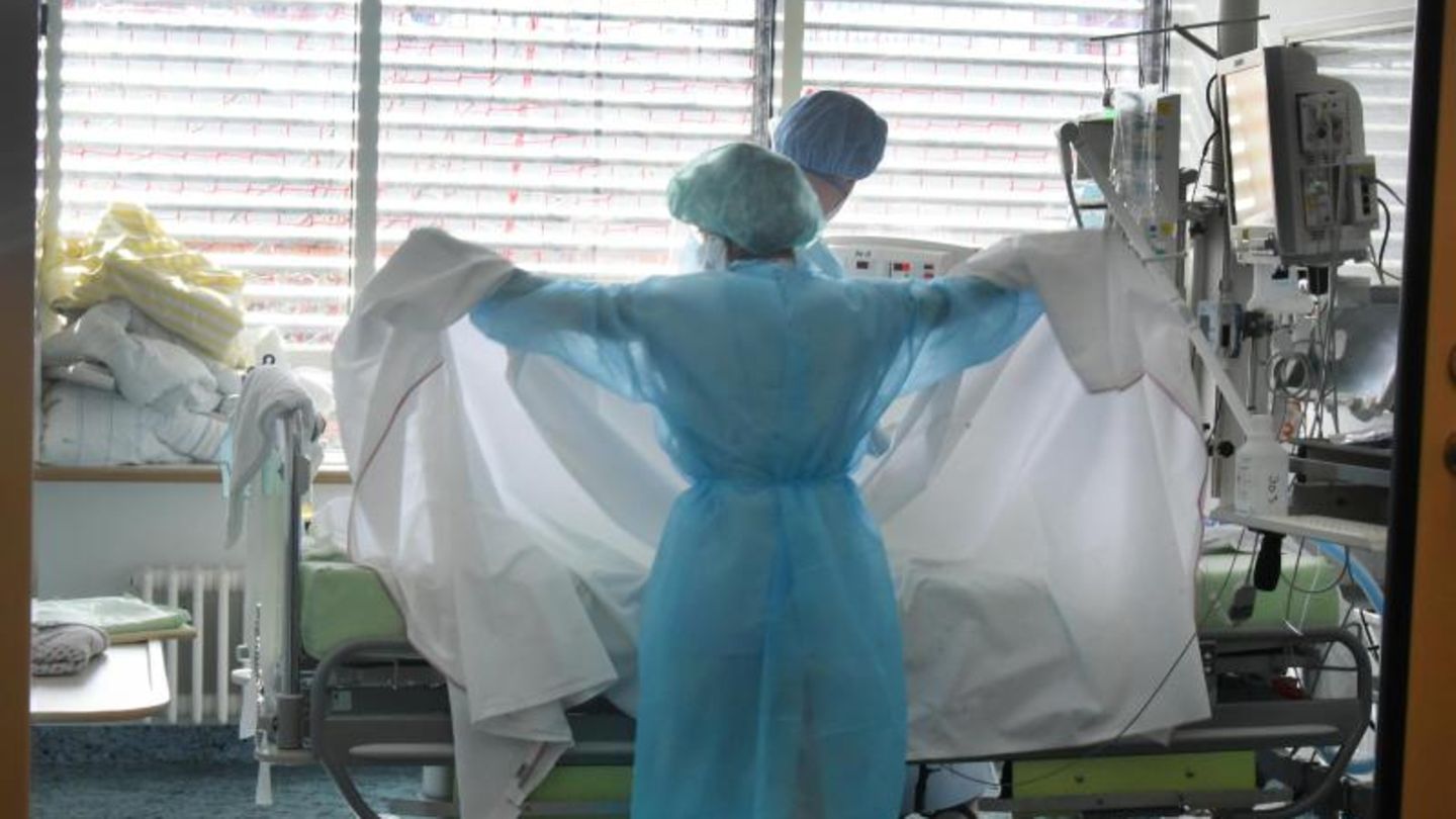 Pflegepersonal betreut Patient auf Intensivstation