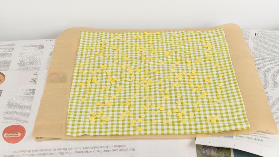 Bedeckt das Tuch mit Wachspastillen