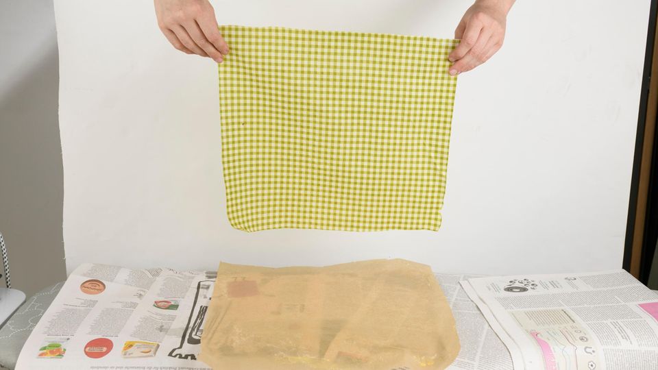 Nach wenigen Minuten ist das wachsgetränkte Tuch einsatzbereit