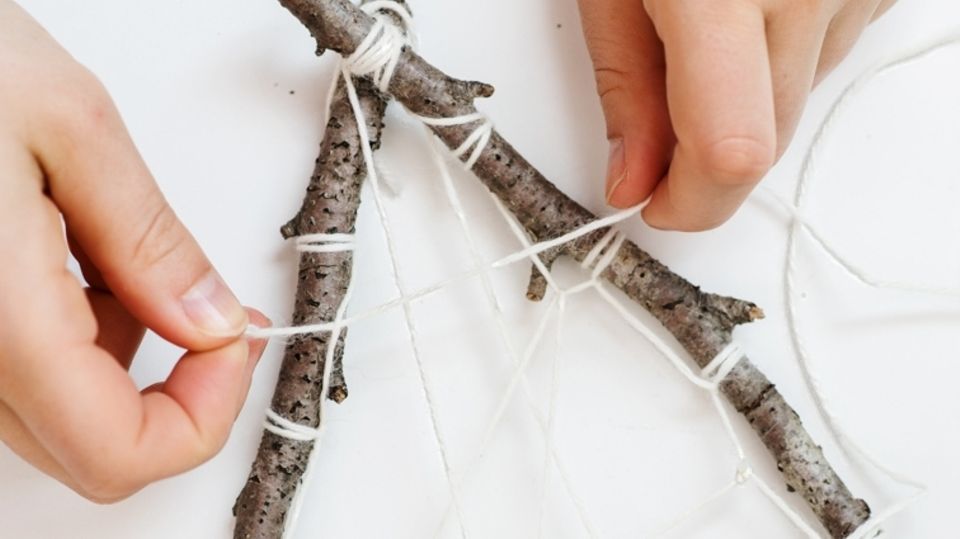 Anleitung: Traumfänger aus Naturmaterialien basteln Anleitung: Traumfänger aus Naturmaterialien basteln