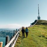 Zwei Wanderinnen auf der Rigi