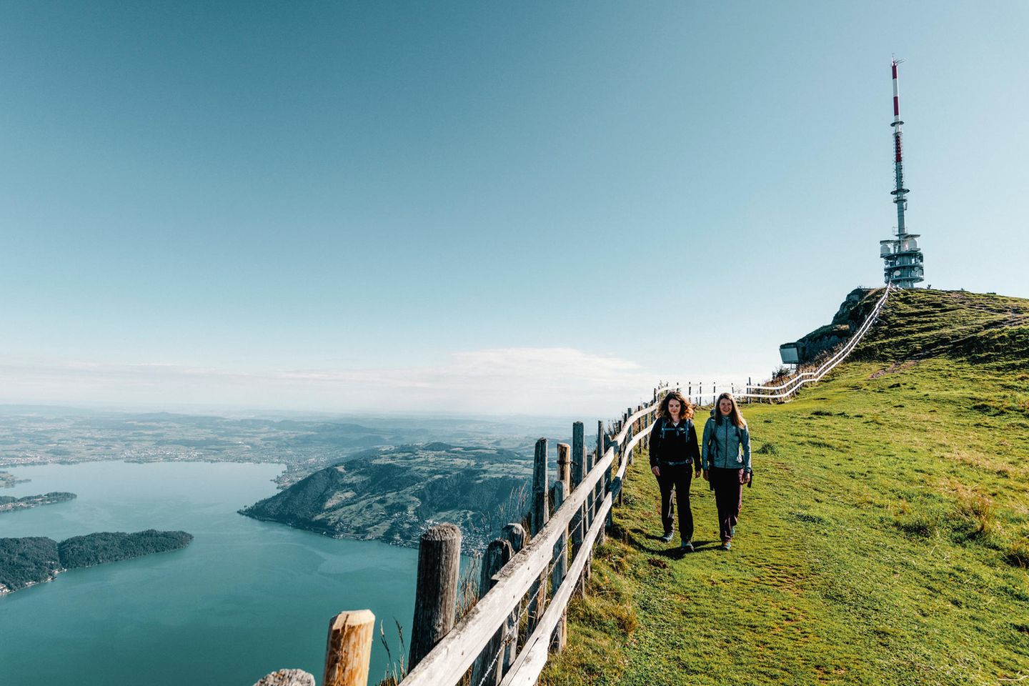 Etappe 3 von Brunnen nach Luzern Zwei Wanderinnen auf der Rigi