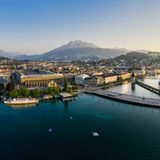 Luzern im Sommer mit Sicht auf  Pilatus, Seebrücke und Kapellbrücke