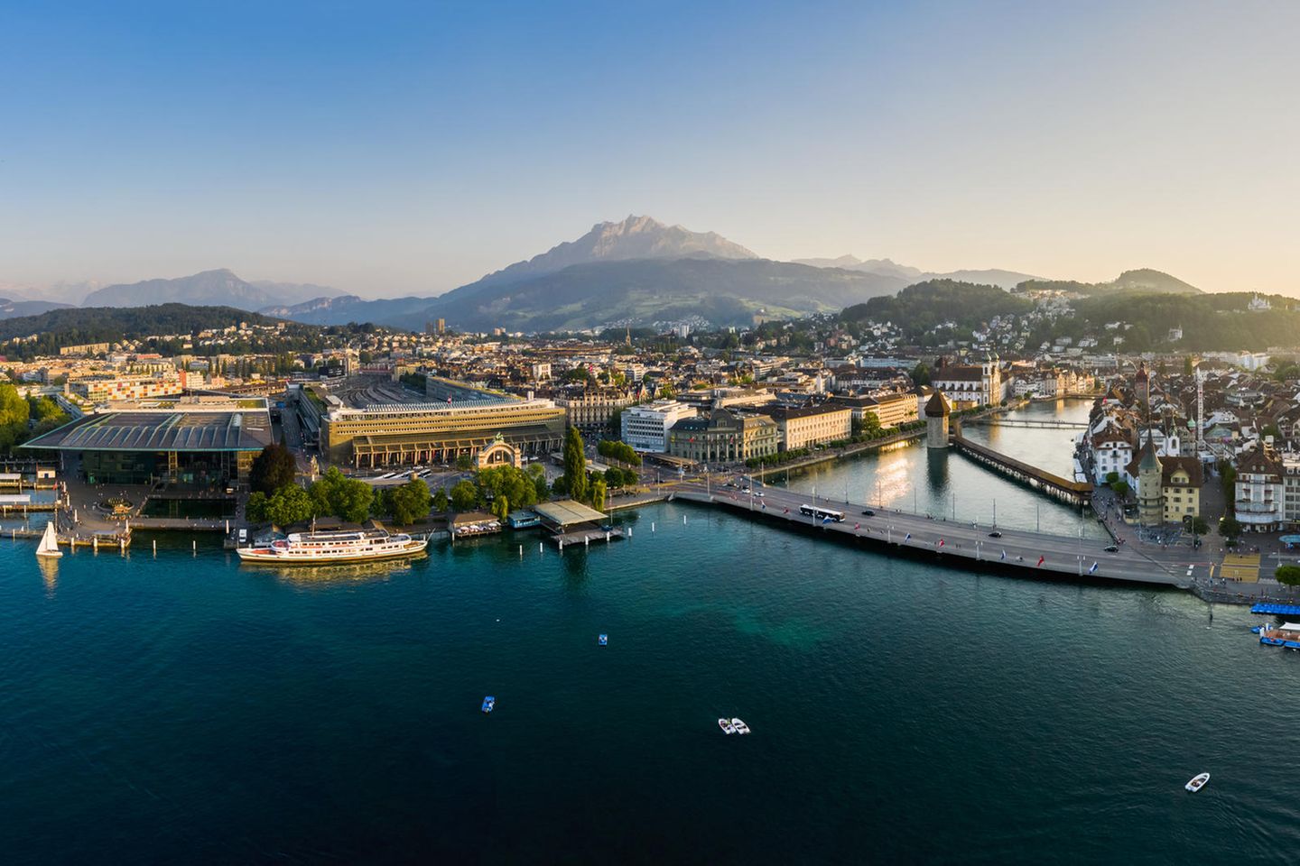 Etappe 4 von Luzern nach Stans Luzern im Sommer mit Sicht auf Pilatus, Seebrücke und Kapellbrücke