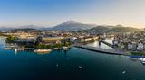 Luzern im Sommer mit Sicht auf  Pilatus, Seebrücke und Kapellbrücke