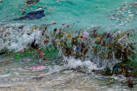 Eine Welle mit Plastikmüll