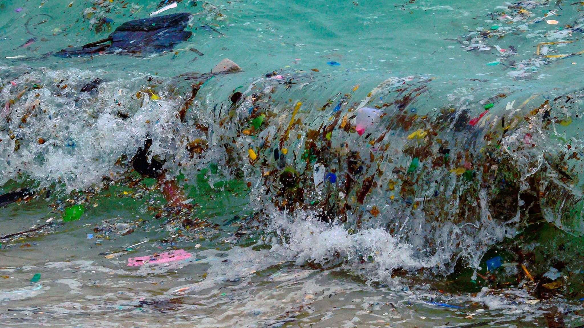Eine Welle mit Plastikmüll