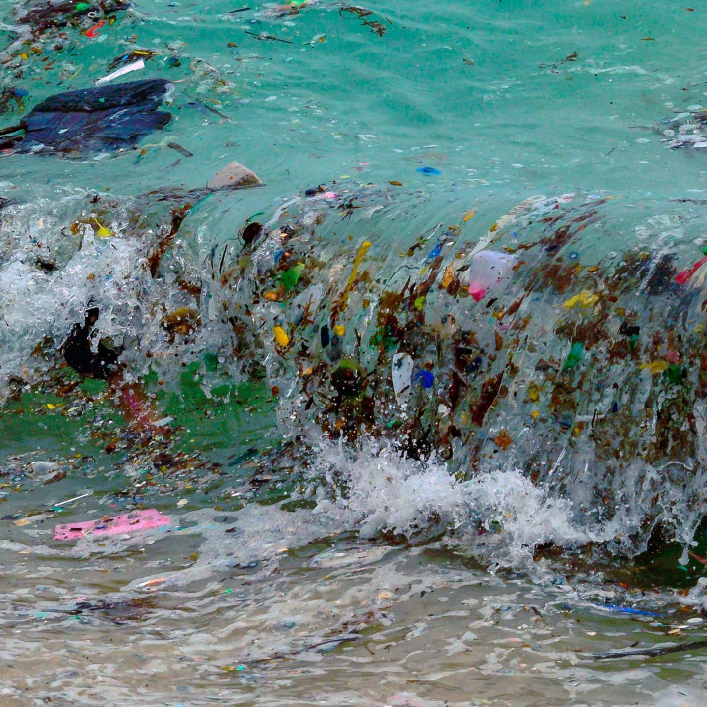 Eine Welle mit Plastikmüll