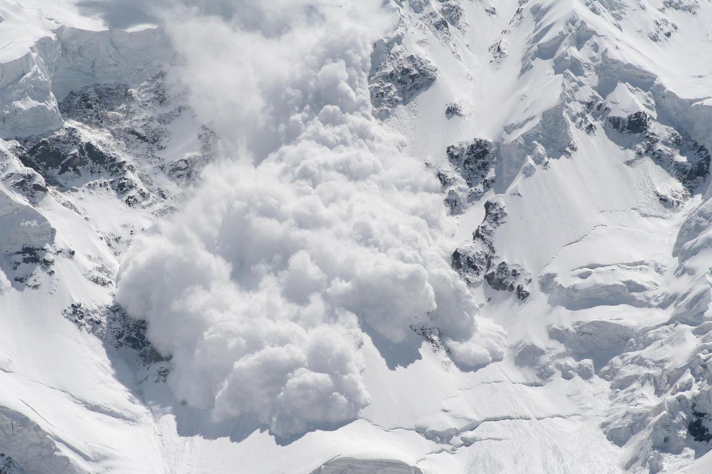 snow avalanche Mit bis zu 350 Stundenkilometern rasen Lawinen zu Tal und machen dabei einen Höllenlärm